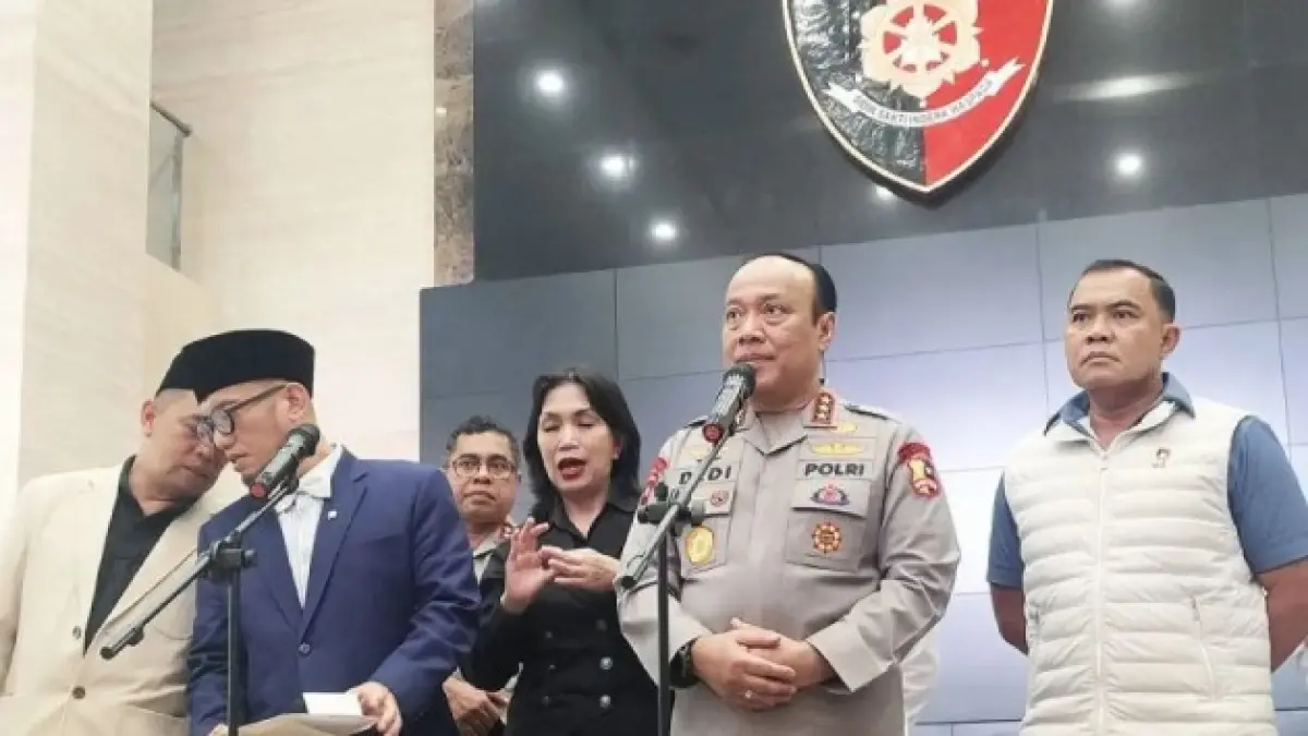 Wakapolri Komjen Pol. Dedi Prasetyo (kedua kanan) bersama Wakil Menteri Haji dan Umrah Dahnil Anzar Simanjuntak (dua kiri) memberikan keterangan pers di Gedung Bareskrim Polri, Jakarta, Kamis (30/4/2026). ANTARA/Nadia Putri Rahmani/aa.