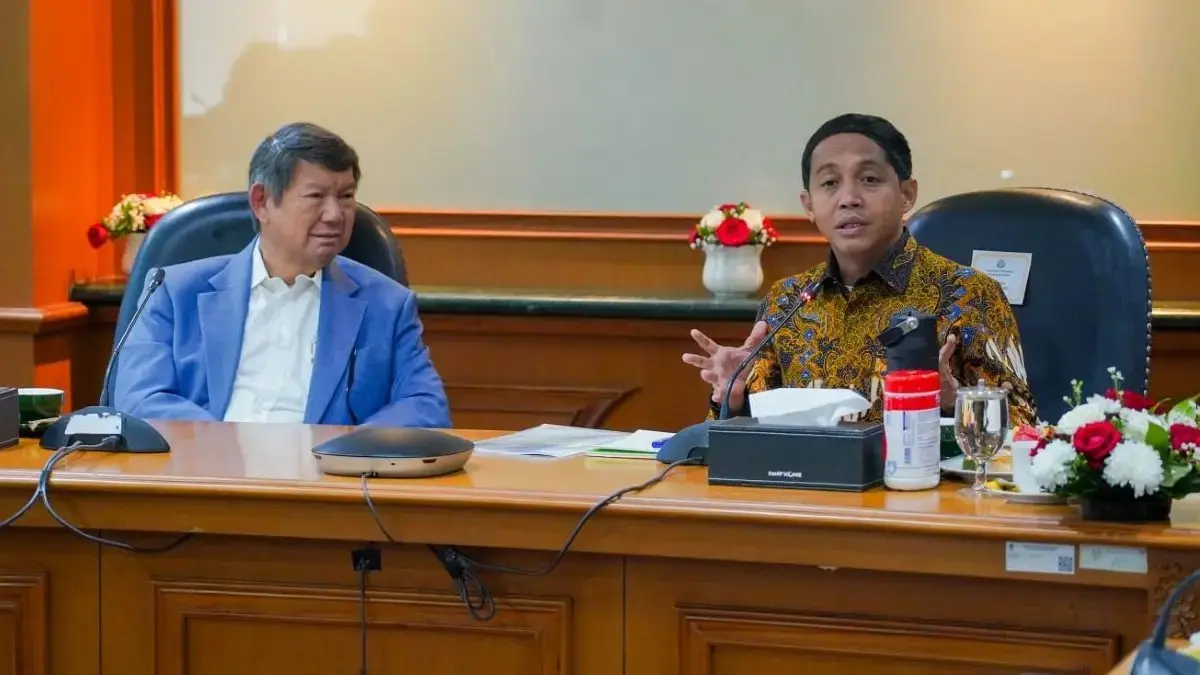 Menhut Raja Juli Antoni bersama Ketua Satgas Inovasi Pembiayaan Pengelolaan Taman Nasional Hashim Djojohadikusumo dalam rapat di Jakarta. (Kemenhut)