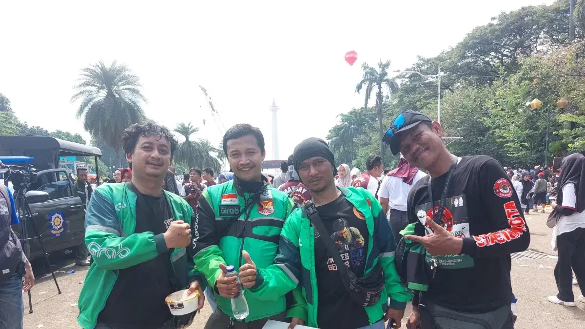 Rombongan sopir ojek online ikut meramaikan May Day 2026 di Monas, Jakarta Pusat, Jumat (1/5). (Ryandi Zahdomo/JawaPos.com)