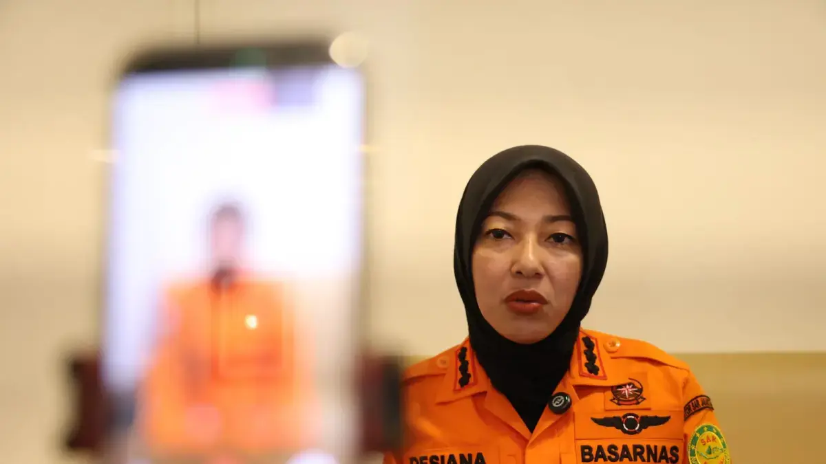 Kepala Kantor SAR Jakarta Desiana Kartika Bahari saat berbincang dengan JawaPos.com terkait dengan evakuasi korban kecelakaan kereta di Stasiun Bekasi Timur. (Dery Ridwansyah/JawaPos.com)