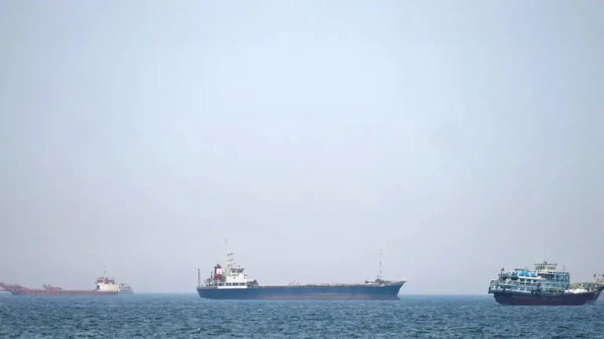 Kapal-kapal melintas di Selat Hormuz, salah satu jalur pelayaran paling strategis bagi perdagangan energi dunia (Al Jazeera)
