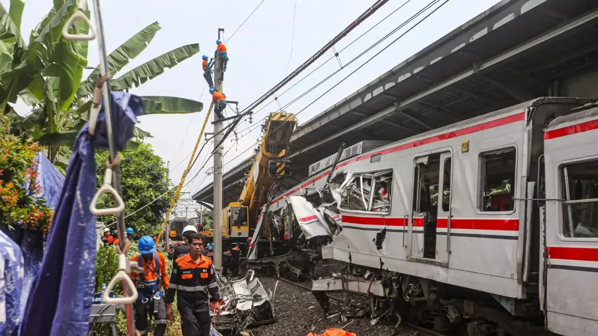 Petugas mengevakuasi gerbong KRL Commuterline dan KA Argo Bromo Anggrek relasi Gambir-Surabaya Pasar Turi pascakecelakaan di Stasiun Bekasi Timur, Bekasi, Jawa Barat. (Salman Toyibi/Jawa Pos)