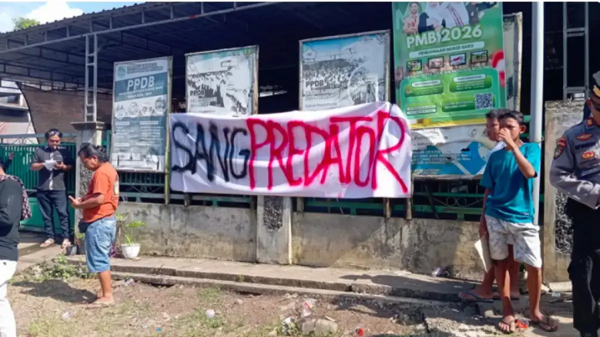 GERAM: Warga berdemo dengan memasang tulisan “Sang Predator” yang mengarah pada oknum pengasuh Ponpes Ndholo Kusumo, Desa Tlogosari, Tlogowungu, Pati, berinisial AS. (ACHMAD ULIL ALBAB/RADAR KUDUS)

