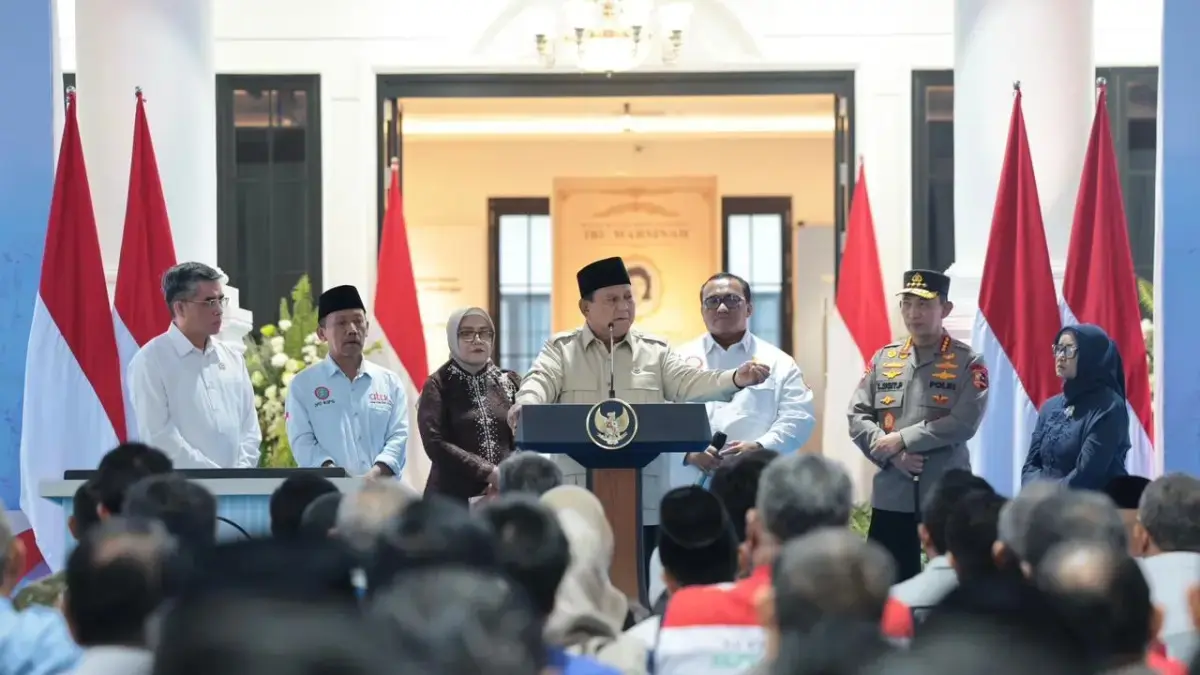 Presiden Prabowo Subianto saat meresmikan Museum Ibu Marsinah dan Rumah Singgah di Desa Nglundo, Kecamatan Sukomoro, Kabupaten Nganjuk, Jawa Timur, Sabtu (16/5). (Bakom RI)