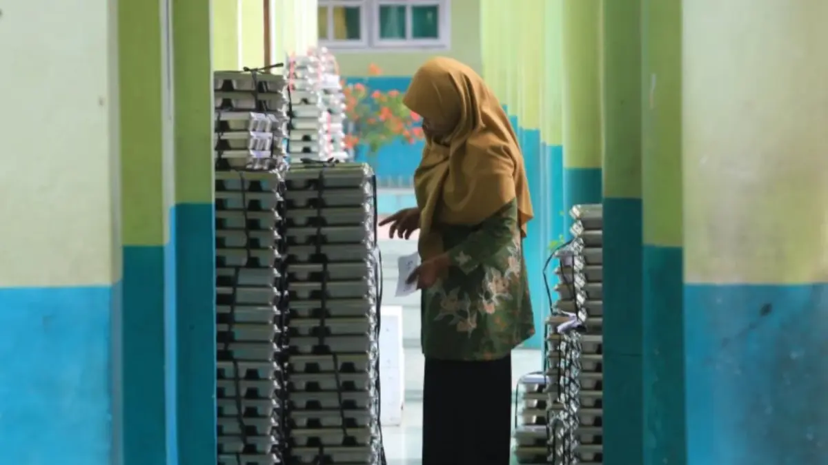 Guru menghitung ompreng Makan Bergizi Gratis (MBG) sebelum dibagikan kepada siswa di komplek Madrasah Ibtidayyah Negeri (MIN) 11 Aceh Barat dan Madrasah Tsanawiyah Swasta (MTS) Harapan Bangsa Desa Kuta Padang, Johan Pahlawan, Aceh Barat, Aceh, Rabu (20/5/2026). (ANTARA FOTO/Syifa Yulinnas/kye)