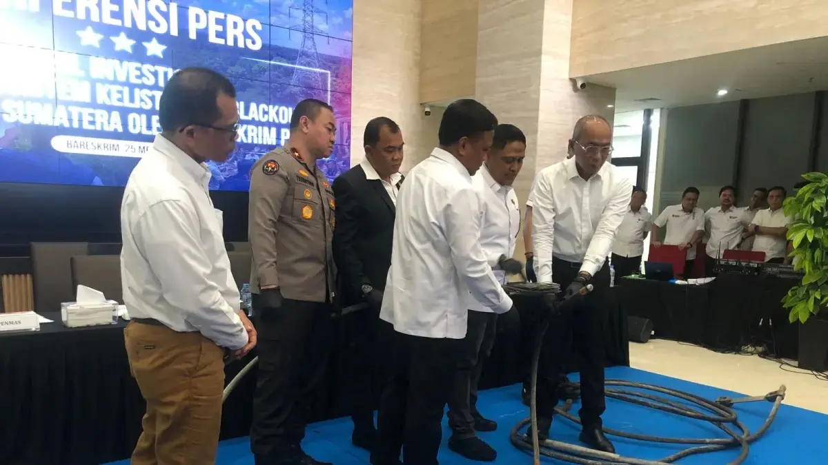 Bareskrim Polri mengungkap hasil penyelidikan blackout Sumatera pada Jumat pekan lalu (22/5). Sejauh ini, polisi tidak menemukan adanya dugaan sabotase dalam pemadaman listrik di sebagian Sumatera tersebut. (Sahrul Yunizar/JawaPos.com)