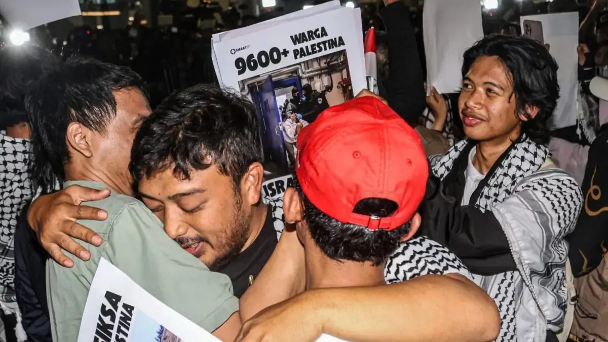 ‎Sejumlah relawan bertemu dengan keluarganya saat mereka tiba di Terminal 3, Bandara Soekarno-Hatta, Tangerang, Banten, Minggu (24/05/2026). (Hanung Hambara/ Jawa Pos)