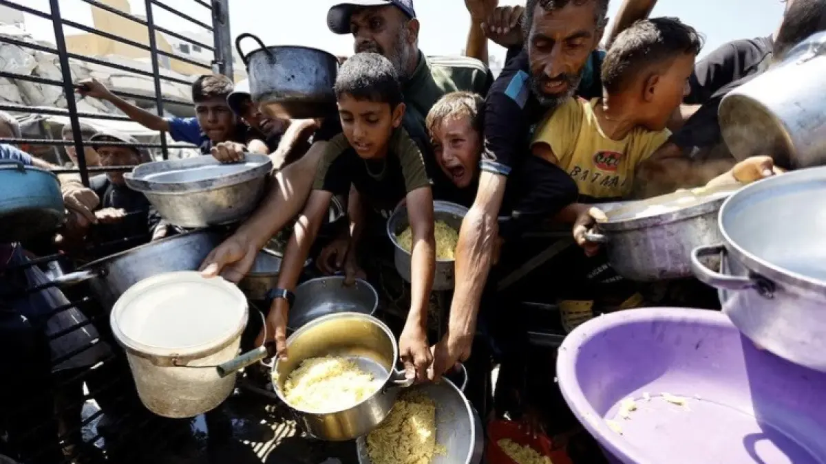Situasi warga Gaza, Palestina terutama anak-anak yang mengantri bantuan makanan karena kelaparan (Dok. Reuters)