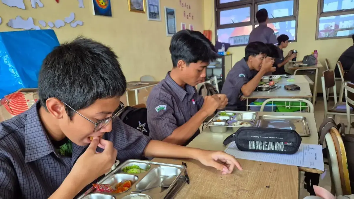 Siswa SMA Negeri 10 Surabaya sedang menyantap menu Makan Bergizi Gratis (MBG). (Novia Herawati/ JawaPos.com)