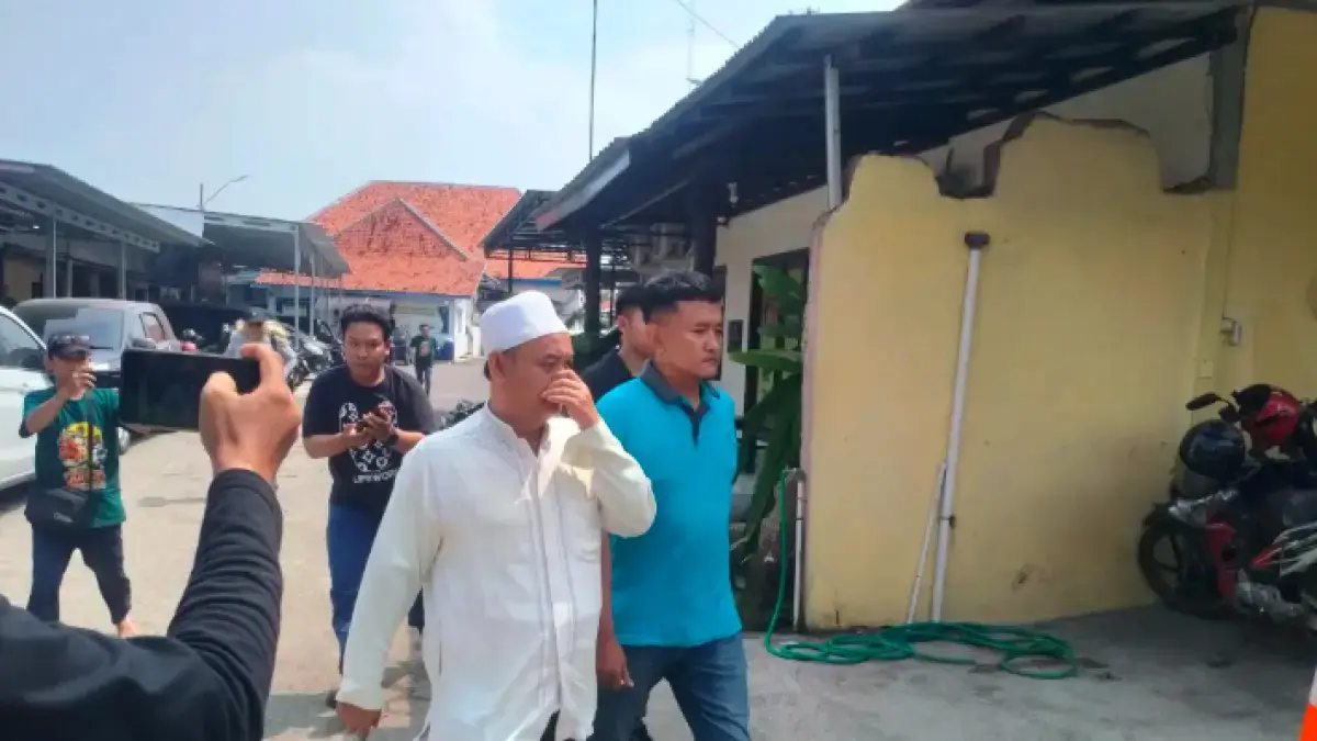 DITANGKAP: AHF saat digelandang di Polres Pekalongan Kota. (Metropekalongan.com)