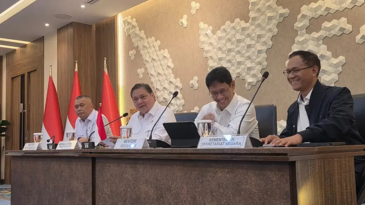 Menteri Koordinator bidang Perekonomian Airlangga Hartarto saat konferensi pers di kantornya, Senin (6/4). (Nurul F/JawaPos.com)