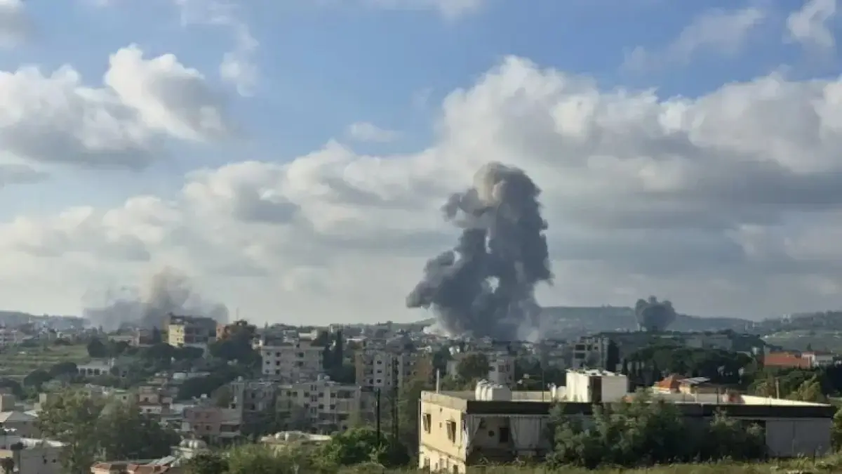 Asap mengepul dari lokasi serangan udara Israel yang menargetkan Habboush, Lebanon (Al-Jazeera)