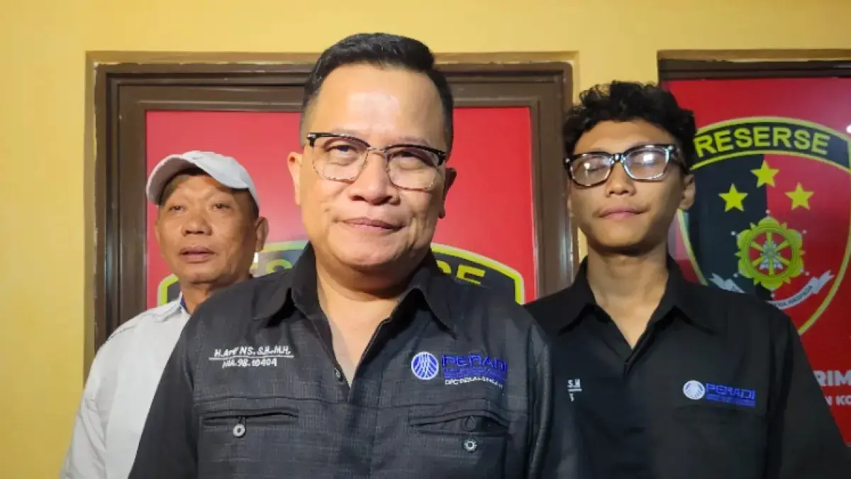 H. Arif NS, S.H. M.H., didampingi M. Sokheh Supriyono, S.H., M.H. dan Kurnia Nova Saputra, S.H., selaku Kuasa Hukum tersangka, memberikan keterangan kepada wartawan, Kamis dini hari, 28 Mei 2026. (Wahyu Hidayat/Radar Pekalongan).