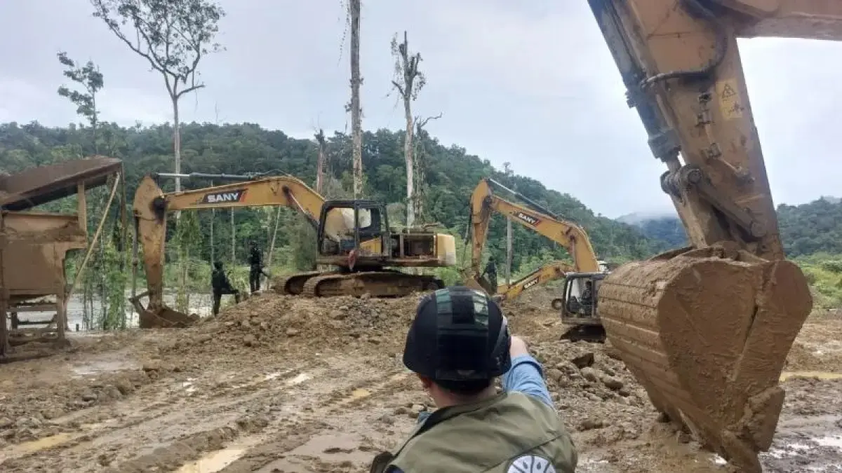 Jajaran Satgas PKH dan Kemenhut mengamankan alat berat di lokasi diduga tambang ilegal di Kabupaten Nabire, Papua Tengah, Senin (4/5/2026). (ANTARA/Kemenhut)
