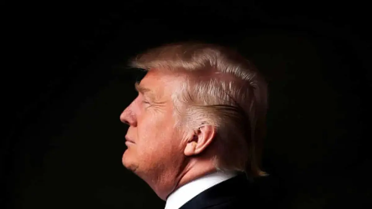 Donald Trump di tengah dorongan kebijakan yang membuka jalan bagi perusahaan kripto dan teknologi masuk ke industri perbankan AS (The New York Times)