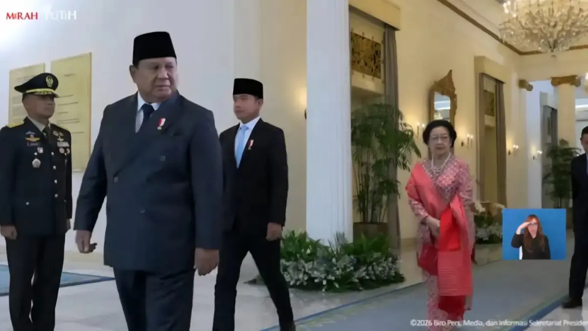Presiden Prabowo Subianto bersama Wakil Presiden Gibran Rakabuming Raka dan Ketua Dewan Pengarah BPIP Megawati Soekarnoputri menghadiri Upacara Peringatan Hari Lahir Pancasila di kantor Kementerian Luar Negeri (Kemlu), Jakarta, Senin (1/6).