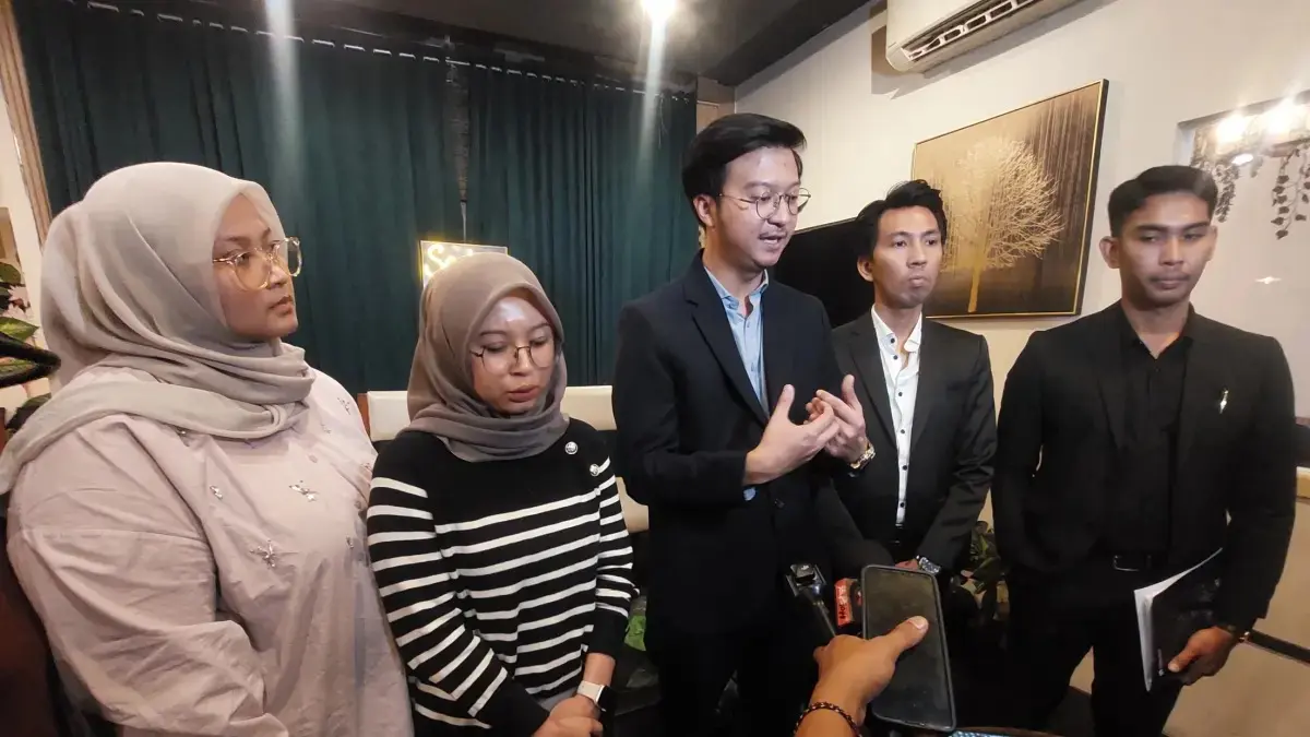 Tim Kuasa Hukum korban Joddy Mulyasetya Putra bersama para korban travel umrah oleh Hanania Group di Jakarta Selatan, Senin (1/6). (Ryandi Zahdomo/JawaPos.com)