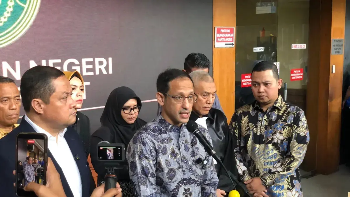 Mantan Mendikbud Ristek Nadiem Anwar Makarim menyampaikan keterangan kepada awak media di Pengadilan Tipikor Jakarta Pusat pada Selasa (2/6). (Sahrul Yunizar/JawaPos.com)