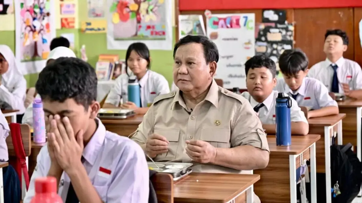 Presiden Prabowo tampak ikut makan bersama dengan para siswa siswi SMPN 111 Jakarta, Selasa (2/6). (BPMI Setpres)