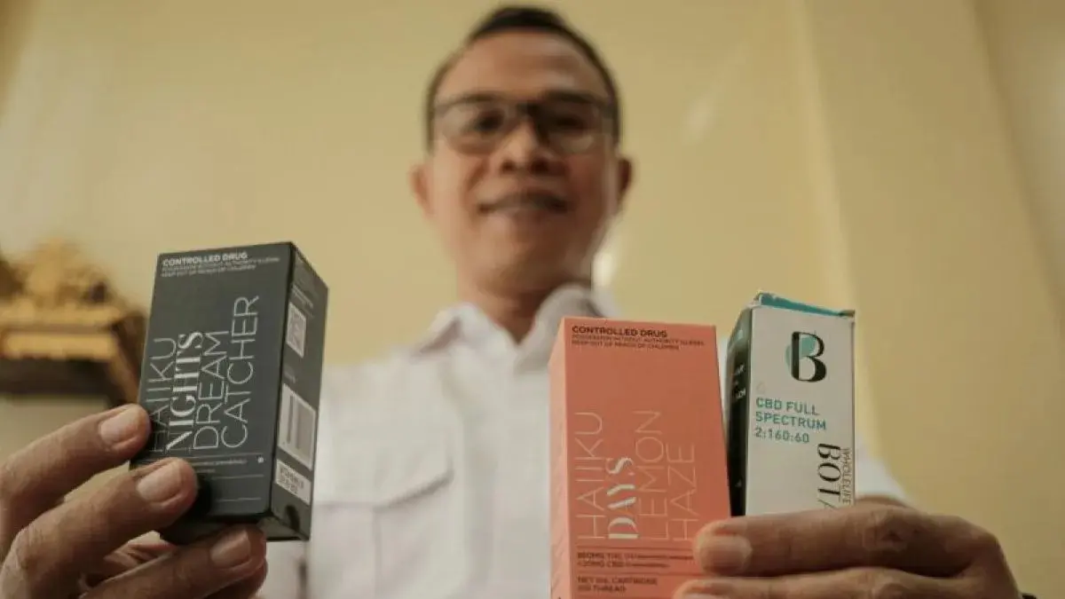 Kepala Satresnarkoba Polres Lombok Utara AKP I Nyoman Diana Mahardika menunjukkan tiga merek liquid vape mengandung cannabidiol yang menjadi barang bukti dugaan penyalahgunaan narkotika bule Australia berinisial BC di Gangga, Lombok Utara, NTB, Rabu (3/6/2026). (ANTARA/Dhimas B.P.)