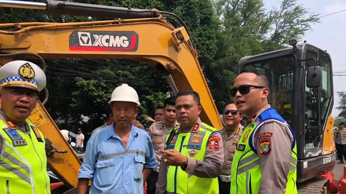 Kakorlantas Polri mengecek kondisi lalu lintas di sekitar Pasar Rebo, Jakarta Timur, pada Kamis siang (4/6). (Sahrul Yunizar/JawaPos.com)