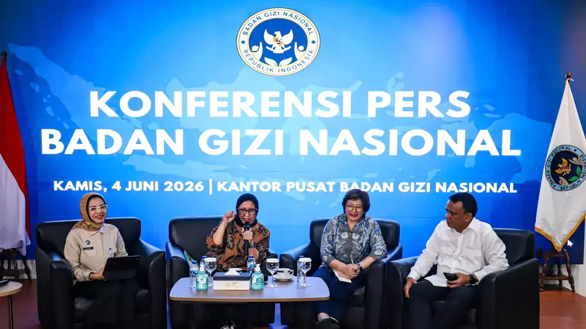 Kepala BGN Nanik S Dayang (dua dari kiri), Wakil Kepala BGN Agustina Arumsari (tiga dari kiri), dan Wakil Kepala BGN Mayjen TNI Trenggono (kanan), saat konferensi pers di Kantor BGN, Kamis (4/6/2026). (Salman Toyibi/Jawa Pos)