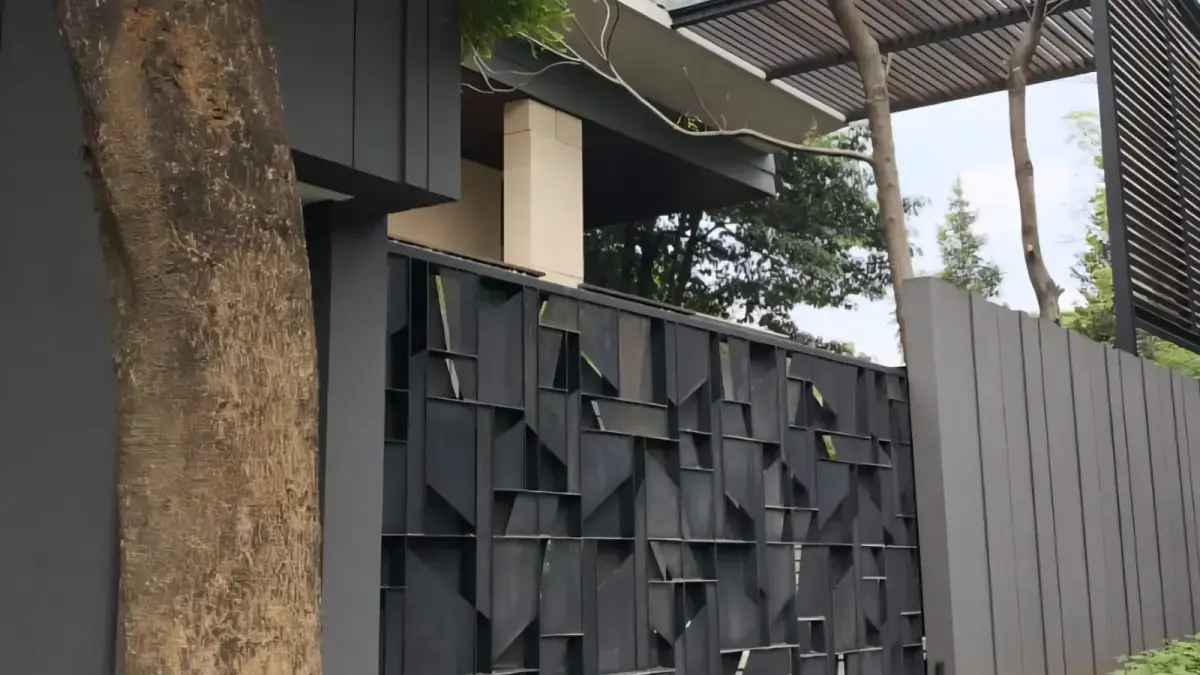 Penyidik KPK menggeledah rumah Wamen Imipas Silmy Karim yang berlokasi di Kebayoran Baru, Jakarta Selatan, Jumat (5/6). (Istimewa)
