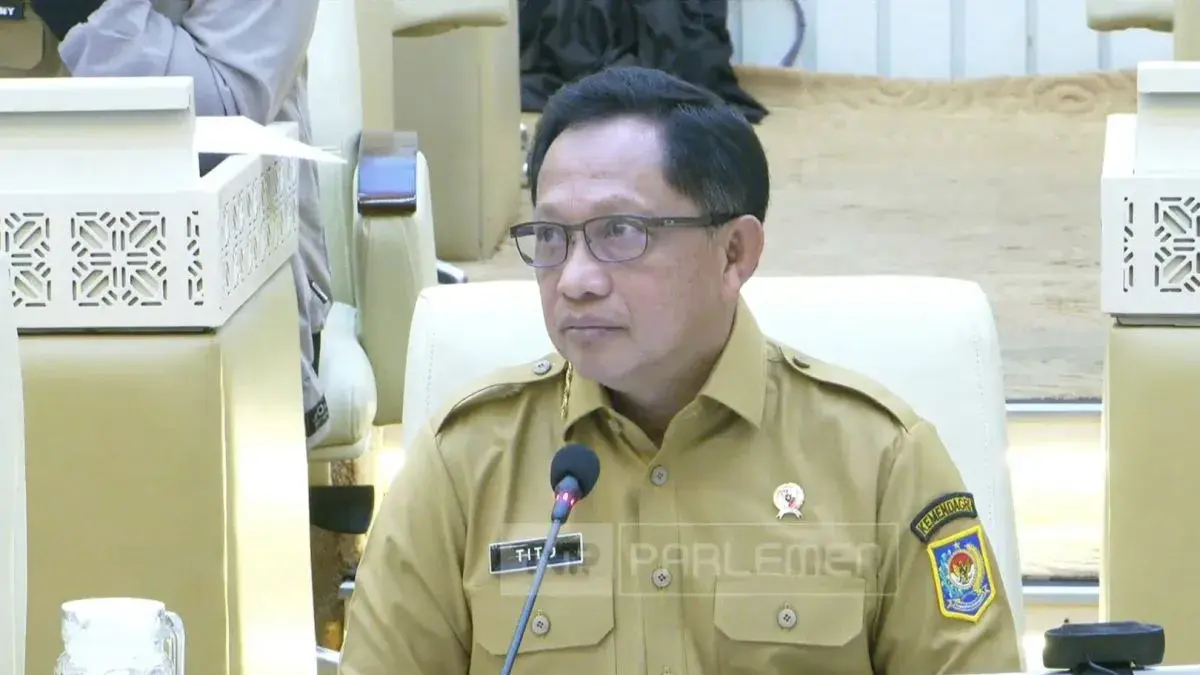Menteri Dalam Negeri Tito Karnavian saat menghadiri rapat Komisi II DPR RI di kompleks parlemen, Jakarta, Senin (13/4/2026). (Youtube/TV Parlemen)