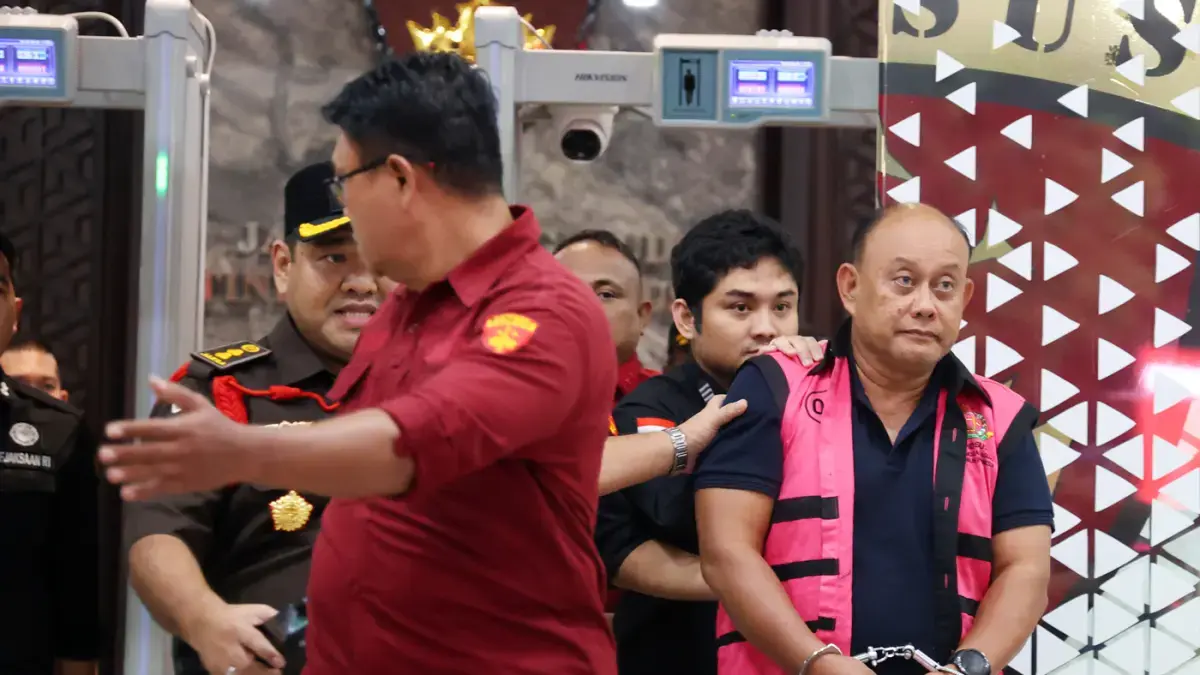 Tersangka dugaan tindak pidana korupsi tata kelola program Makan Bergizi Gratis (MBG) pada Badan Gizi Nasional (BGN) Dadan Hindayana berada di dalam mobil tahanan di Kejaksaan Agung, Jakarta, Rabu (3/6/2026). (Dery Ridwansah/ JawaPos.com)