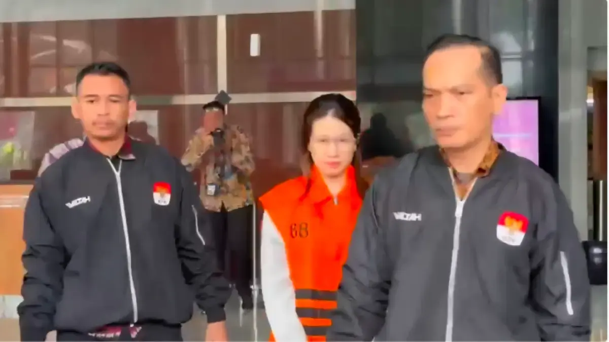 Marketing PT Millenium Solusi Abadi, Cory Erin Hardi, yang diduga terlibat sebagai pemberi suap kepada Bupati Muara Enim, Edison, kenakan rompi oranye tahanan KPK, Selasa (9/6). (Ridwan/JawaPos.com).