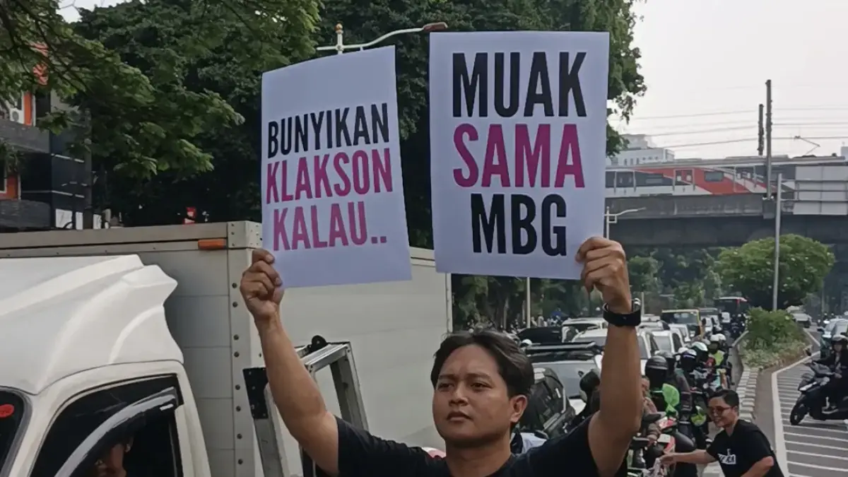 Bentangan poster ajakan kekecewaan terkait program MBG. (Dimas Choirul/Jawapos.com)

ADVERTISEMENT
