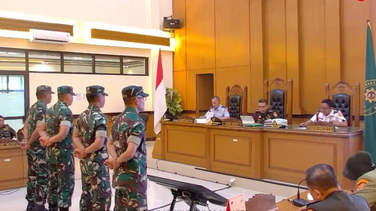 Majelis Hakim Pengadilan Militer II-08 Jakarta membacakan putusan dalam perkara penyiraman air keras terhadap Wakil Koordinator KontraS Andrie Yunus. (Tangkapan Layar Siaran Langsung YouTube Pengadilan Militer II-08 Jakarta)