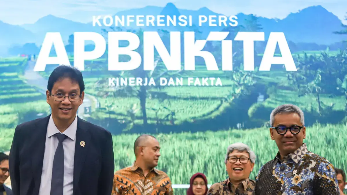 Menteri Keuangan Purbaya Yudhi Sadewa (kiri) didampingi Wakil Menteri Keuangan Suahasil Nazara (kanan) bersiap memberikan paparan konferensi pers APBN KiTa di Jakarta, Jumat (5/6/2026). (Salman Toyibi/Jawa Pos)