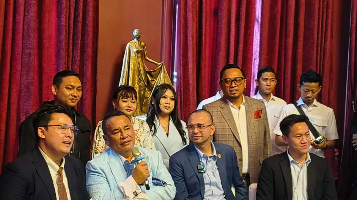 Raffi Ahmad dengan ditemani pengacara Hotman Paris menggelar jumpa pers memberikan klarifikasi usai namanya disebutkan di kasus suap. (Abdul Rahman/JawaPos.com)