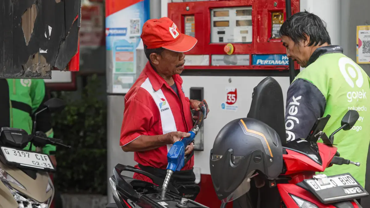 Petugas melayani pengisian bahan bakar minyak (BBM) jenis Pertamax di SPBU Pertamina Menteng, Jakarta, Rabu (10/6/2026). (Salman Toyibi/Jawa Pos)