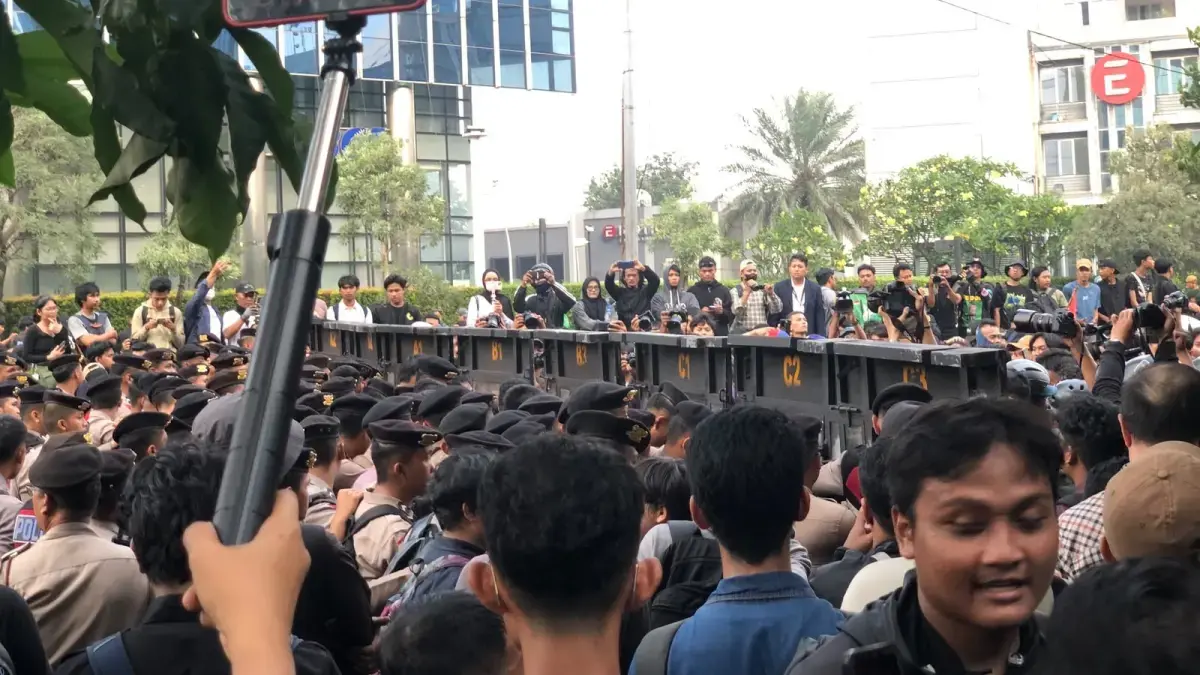 Massa aksi berusaha menerobos barikade aparat TNI-Polri di depan Gedung UOB, Jakarta Pusat, dalam aksi demo pada Jumat (12/6). Sampai sore ini para pendemo masih tertahan di lokasi tersebut. (Sahrul Yunizar/JawaPos.com).