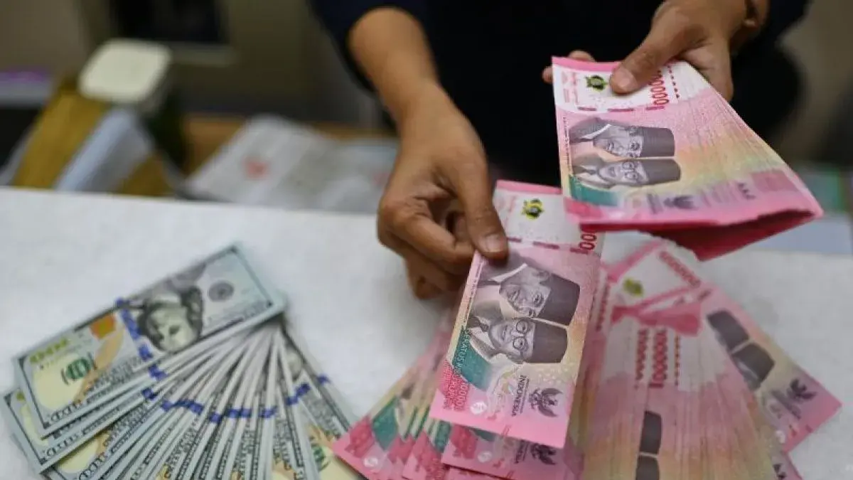 Karyawan menghitung uang pecahan rupiah dan dolar Amerika Serikat (AS) di gerai penukaran mata uang asing Ayu Masagung, Jakarta, Selasa (12/5/2026). ANTARA FOTO/Indrianto Eko Suwarso/kye.