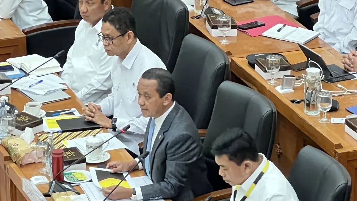 Menteri Energi dan Sumber Daya Mineral (ESDM) Bahlil Lahadalia (tengah) dalam rapat kerja dengan Komisi XII DPR RI di Kompleks Parlemen Senayan, Jakarta, Senin (15/6/2026). ANTARA/Putu Indah Savitri
