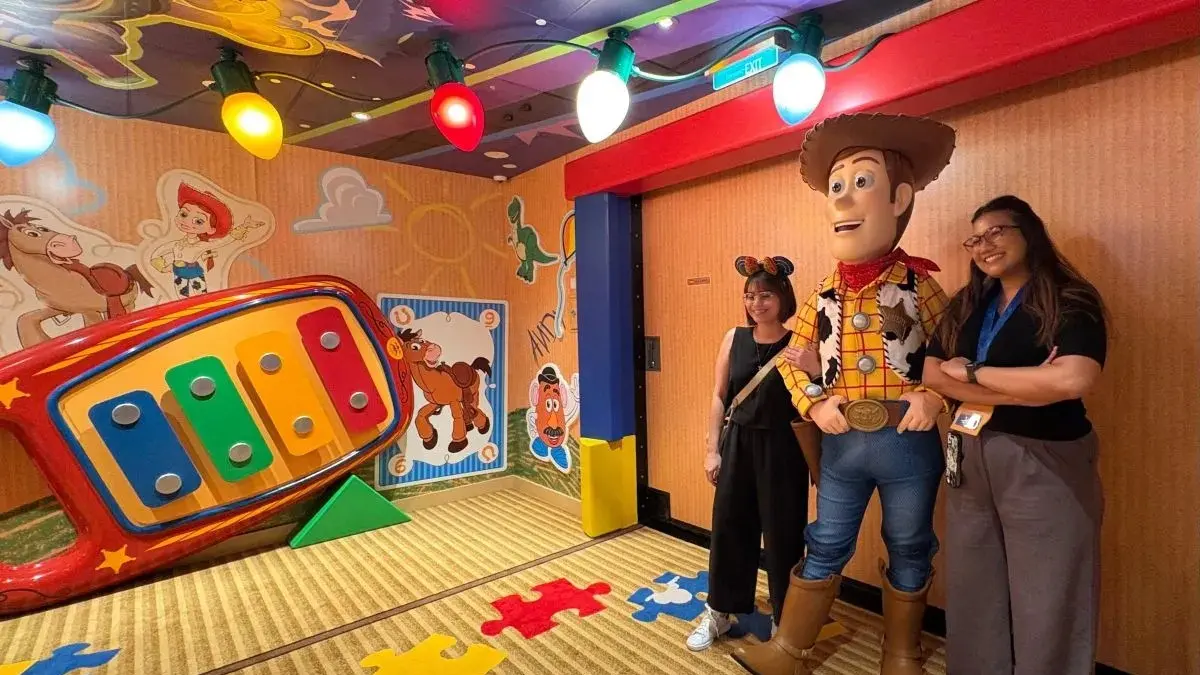 Para tamu berfoto bersama karakter Andy dari animasi populer "Toy Story" di dalam kapal pesiar Disney Adventure di Singapura pada Maret 2026. (ANTARA/Hreeloita Dharma Shanti)