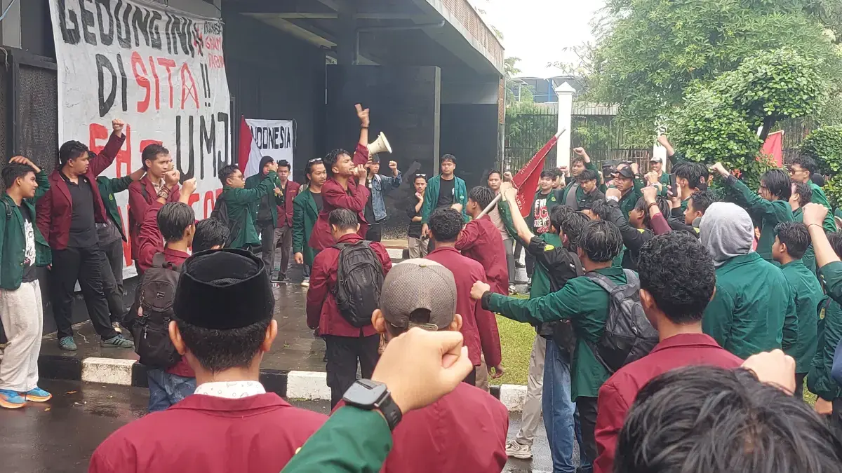 Ratusan aliansi mahasiswa menggelar aksi demonstrasi di gerbang Pancasila gedung DPR/MPR RI, Senin (15/6). (Ryandi Zahdomo/JawaPos.com)