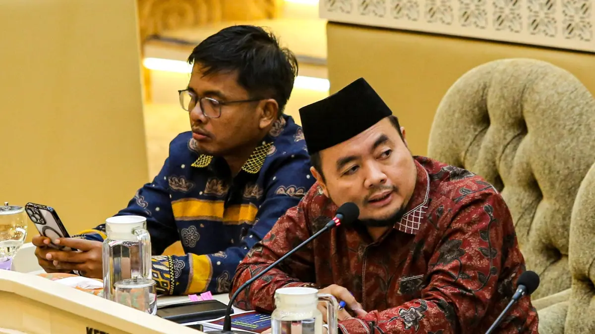 Ketua KPU Mochammad Afifuddin (kanan) bersama Anggota KPU Idham Holik (kiri). (Salman Toyibi/Jawa Pos)