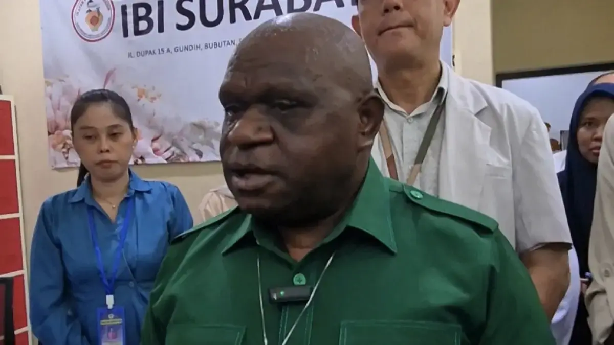 Menteri HAM Natalius Pigai minta pengelola SPPG Tembok Dukuh, Surabaya di-blacklist usai insiden keracunan MBG massal, Rabu (13/5). (Novia Herawati/ JawaPos.com)