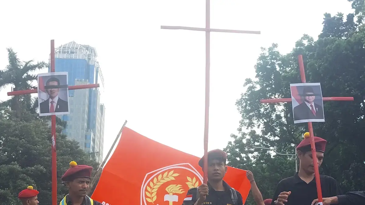 PMKRI gelar aksi demo dengan memasang foto Prabowo Gibran di Salib merah di Monas, Jakarta Pusat, Rabu (27/6). (Ryandi Zahdomo/JawaPos.com)