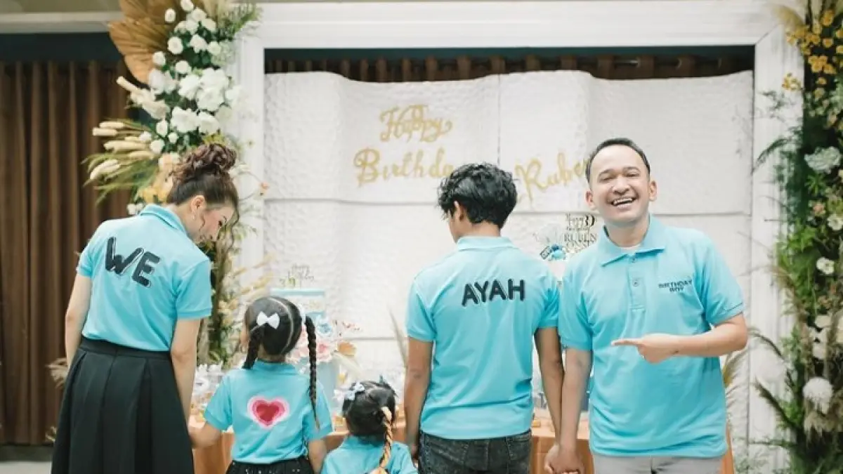 Sarwendah dan anak-anak memperlihatkan dukungan dan cinta mereka kepada Ruben Onsu di momen ultahnya./Instagram @sarwendah29