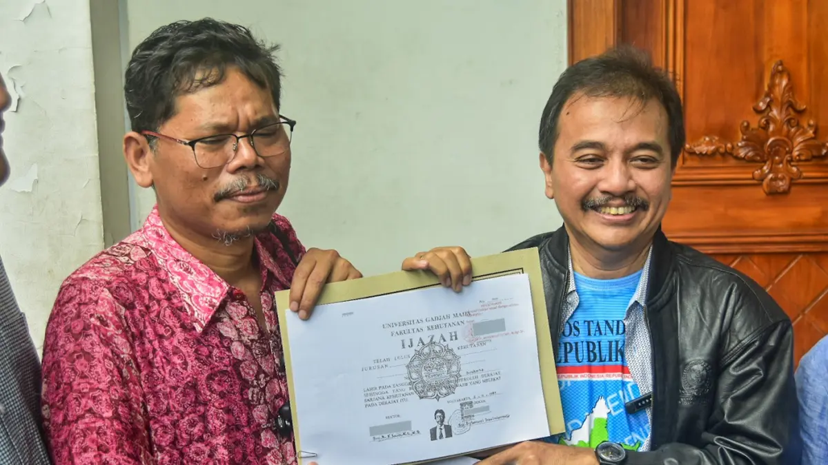 Pakar Telematika Roy Suryo bersama Pengamat Kebijakan Publik Bonatua Silalahi dan tim lainnnya memperlihatkan salinan foto copy ijazah presiden ke-7 RI Joko Widodo yang dilegalisir ketika mendaftar sebagai capres pada Pemilu 2014 di Komisi Pemilihan Umum (KPU), Jakarta. (Dery Ridwansah/ JawaPos.com)
