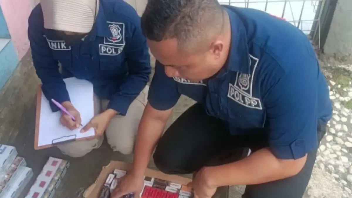 Anggota Satpol PP menyita roko ilegal dari dua toko di Kota Bogor, Jawa Barat. (ANTARA/HO-Satpol PP Kota Bogor)