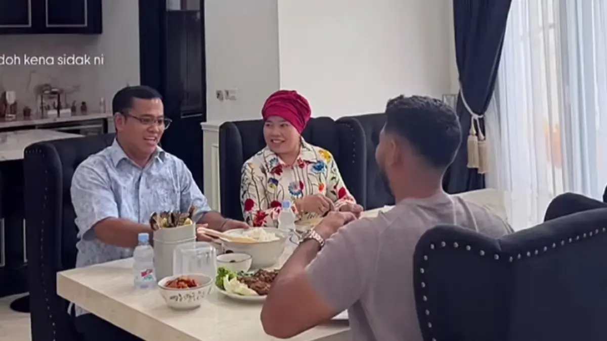 Momen saat kedua orang tua Fuji makan bersama Rakin Khan. (TikTok: randomeyy0)