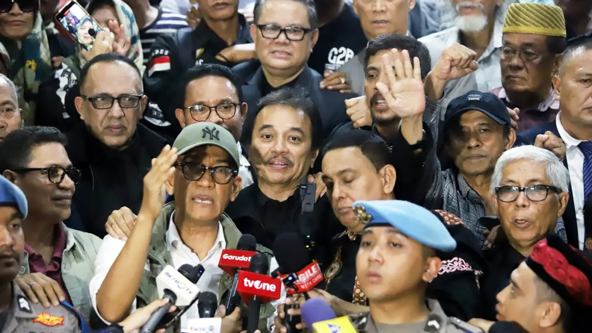 Pakar telematika Roy Suryo dan dua rekannya usai menjalani pemeriksaan perdana sebagai tersangka dalam kasus dugaan tudingan ijazah palsu Presiden ke-7 Indonesia Joko Widodo di Mapolda Metro Jaya, Jakarta, Kamis (13/11/2025). (Dery Ridwansah/ JawaPos.com)