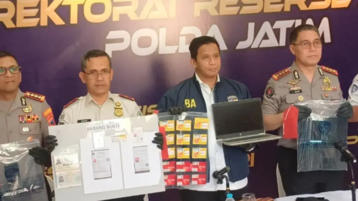 Polisi menunjukkan barang bukti yang disita dari para tersanga love scamming internasional saat merilis kasus tersebut di Mapolda Jatim, Surabaya, Senin (22/6/2026). (ANTARA/Willi Irawan)