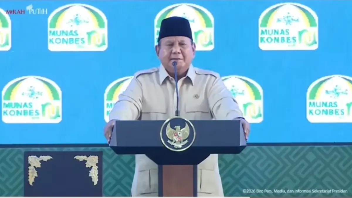 Presiden Prabowo Subianto memberikan sambutan dalam acara penutupan Musyawarah Nasional (Munas) Alim Ulama dan Konferensi Besar (Konbes) NU di Jawa Timur, Selasa (23/6)